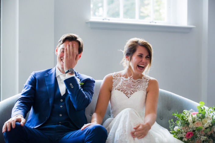 bruid en bruidegom lachen